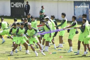 Bolivia Copa Mundial entrenando en el estadio de Achumani