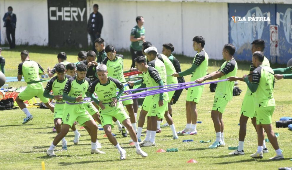 Bolivia Copa Mundial entrenando en el estadio de Achumani