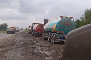 Crisis de combustible en Bolivia por camiones cisterna varados