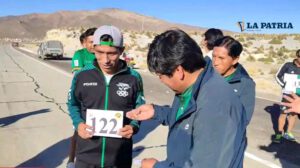 Héctor Garibay en la prueba pedestre en Huachacalla