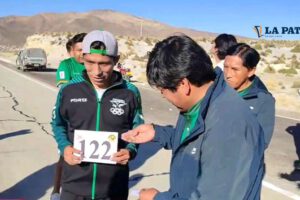 Héctor Garibay en la prueba pedestre en Huachacalla