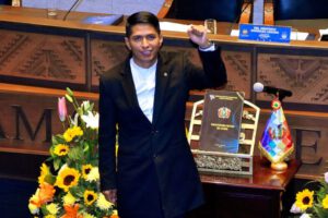 Andrónico Rodríguez reelecto presidente del Senado en medio de tensiones