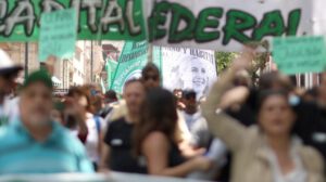Protestas masivas en Argentina por mejoras salariales