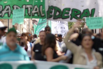 Protestas masivas en Argentina por mejoras salariales