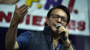 Fotografía de archivo de Fernando Villavicencio durante un mitin de campaña