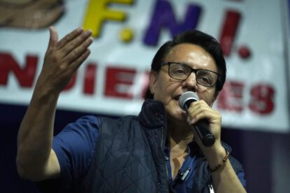 Fotografía de archivo de Fernando Villavicencio durante un mitin de campaña