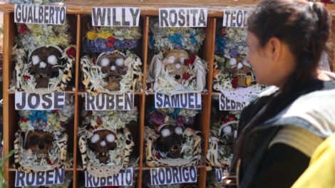 Culto a las ñatitas en el Cementerio General de La Paz