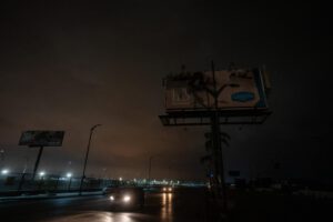 Fotografía de un sector sin luz en Guayaquil durante apagones en Ecuador