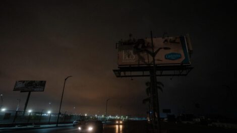 Fotografía de un sector sin luz en Guayaquil durante apagones en Ecuador