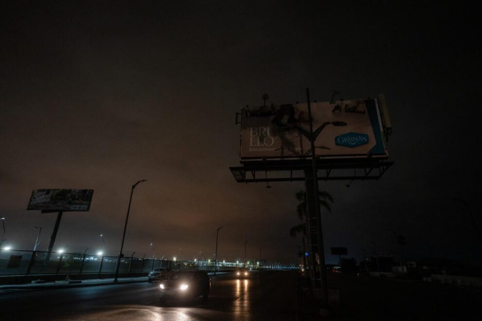 Fotografía de un sector sin luz en Guayaquil durante apagones en Ecuador