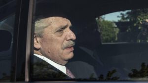 Alberto Fernández acusado de enviar mensajes perturbadores a su exesposa