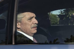 Alberto Fernández acusado de enviar mensajes perturbadores a su exesposa