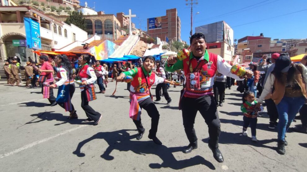 Primer Convite Carnaval de Oruro con danzantes llegando a la Virgen del Socavón