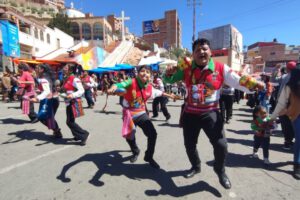 Primer Convite Carnaval de Oruro con danzantes llegando a la Virgen del Socavón