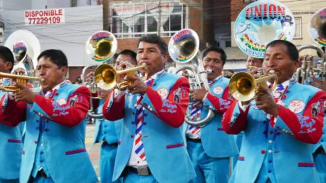 Músicos del Carnaval de Oruro en la Avenida Cívica