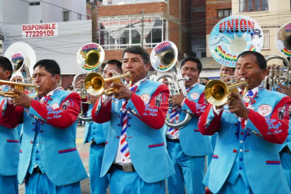 Músicos del Carnaval de Oruro en la Avenida Cívica