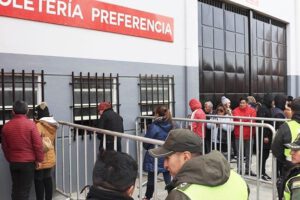 Aficionados acampan para asegurar entradas al partido Bolivia-Paraguay