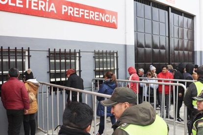 Aficionados acampan para asegurar entradas al partido Bolivia-Paraguay