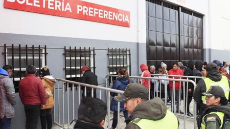 Aficionados acampan para asegurar entradas al partido Bolivia-Paraguay