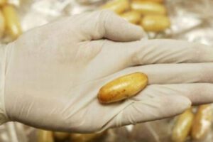 Mujer muere tras romperse cápsula de droga