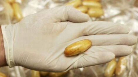 Mujer muere tras romperse cápsula de droga