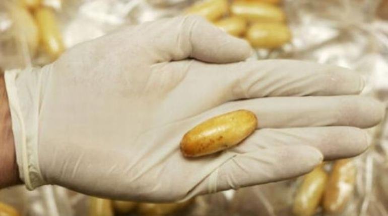 Mujer muere tras romperse cápsula de droga