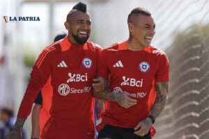 Arturo Vidal y Eduardo Vargas durante el entrenamiento de la selección chilena