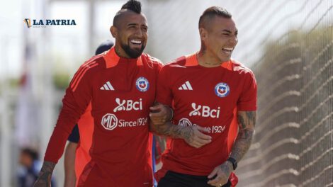Arturo Vidal y Eduardo Vargas durante el entrenamiento de la selección chilena