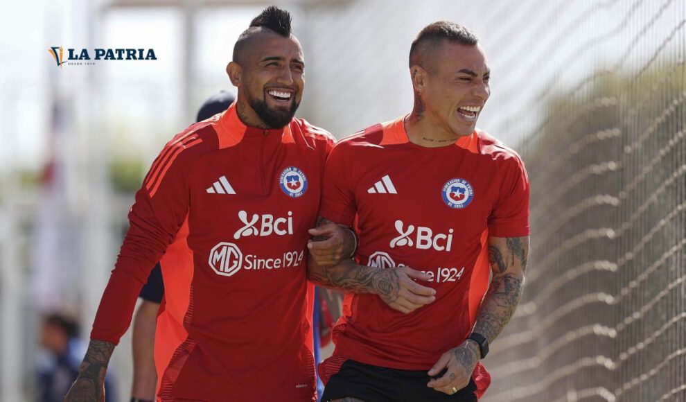 Arturo Vidal y Eduardo Vargas durante el entrenamiento de la selección chilena