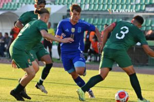 Una acción del partido de preparación entre la Selección boliviana Sub-19 y Argentina