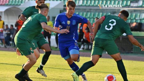 Una acción del partido de preparación entre la Selección boliviana Sub-19 y Argentina
