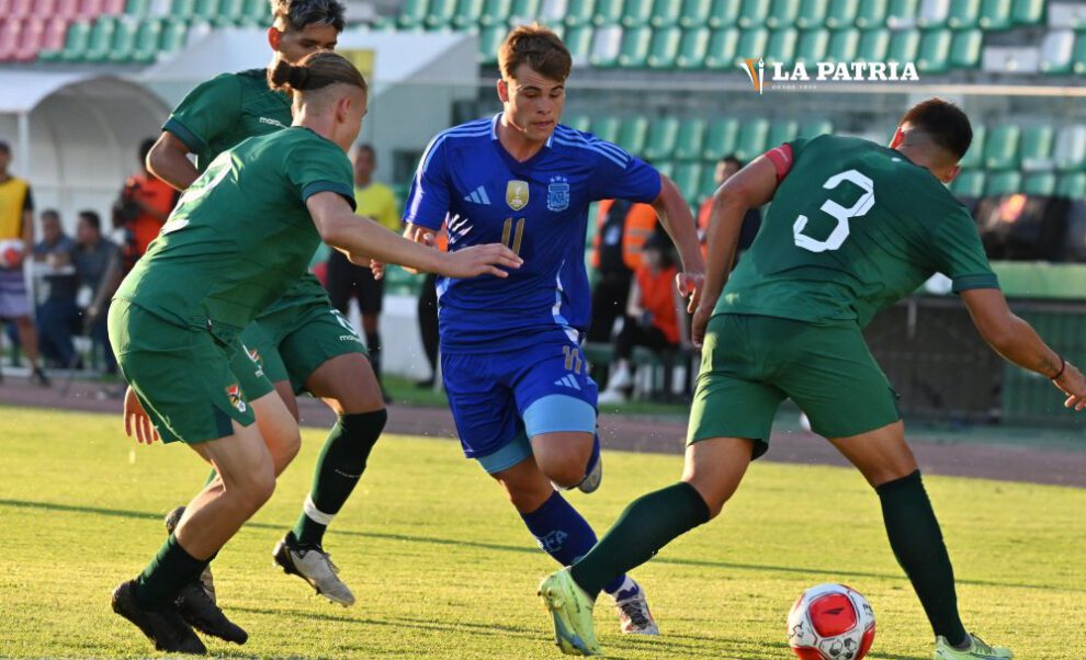 Una acción del partido de preparación entre la Selección boliviana Sub-19 y Argentina