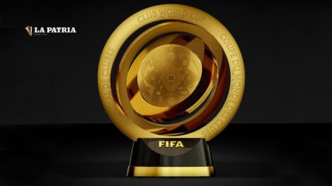 Mundial de Clubes trofeo presentado por la FIFA