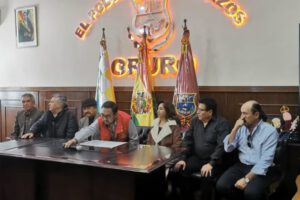 Artistas en la presentación de jurados calificadores del Festival Aquí... Canta Bolivia