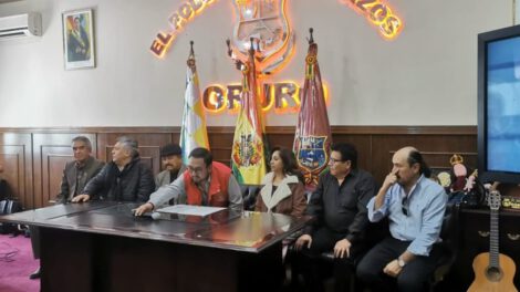 Artistas en la presentación de jurados calificadores del Festival Aquí... Canta Bolivia