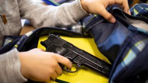 Niño lleva arma a escuela