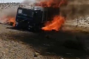 camión con ropa de contrabando incinerado por militares en Oruro
