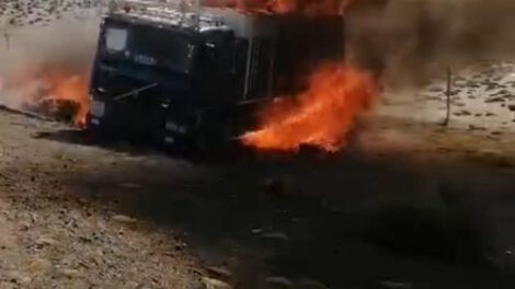 camión con ropa de contrabando incinerado por militares en Oruro