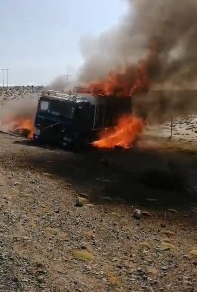 camión con ropa de contrabando incinerado por militares en Oruro
