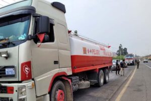 Intervienen camión cisterna que desviaba diésel en Santa Cruz