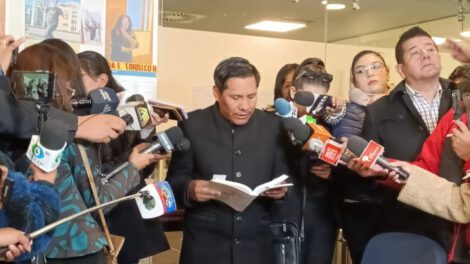 Santos Mamani critica a César Siles por desconocer la Constitución