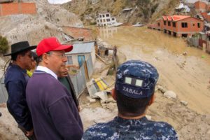 Presidente Arce visita zona afectada por mazamorra en La Paz