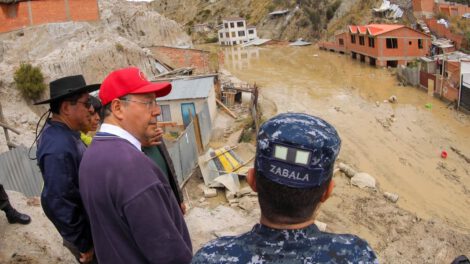 Presidente Arce visita zona afectada por mazamorra en La Paz