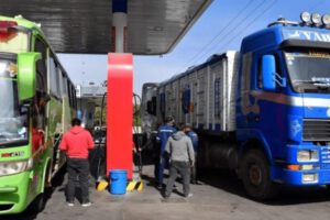 Crisis del diésel en Bolivia afecta al 70% de los transportistas