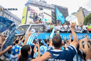 Hinchas de Racing celebran el regreso con la Copa Sudamericana
