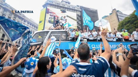 Hinchas de Racing celebran el regreso con la Copa Sudamericana
