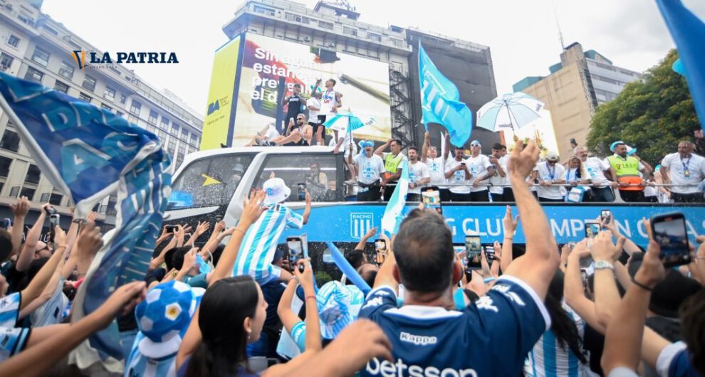 Hinchas de Racing celebran el regreso con la Copa Sudamericana