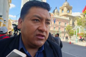 Reconocimiento de Grover García como presidente del MAS por el senador Santos Ramos