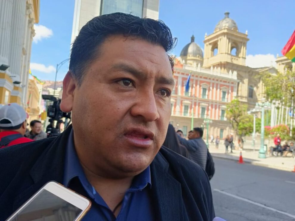 Reconocimiento de Grover García como presidente del MAS por el senador Santos Ramos