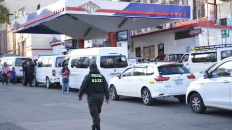Filas por combustible en La Paz